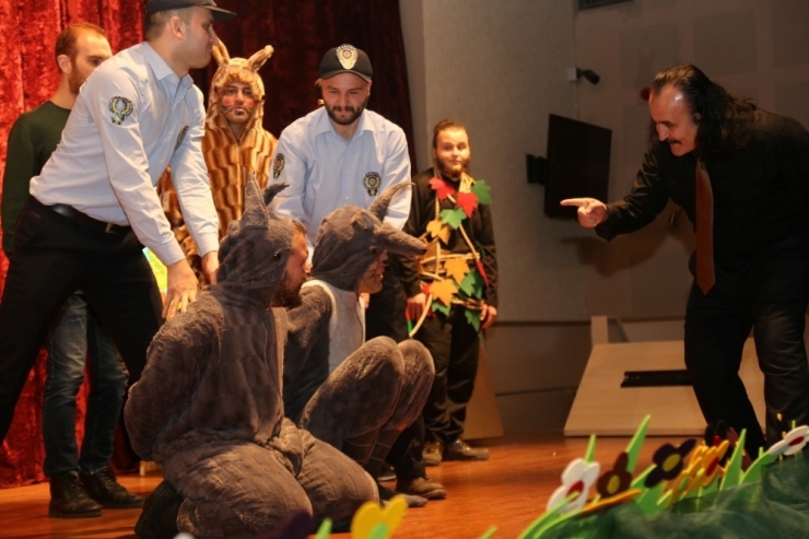 Ko-mek Tiyatro Kursiyerlerinden Anlamlı Oyun