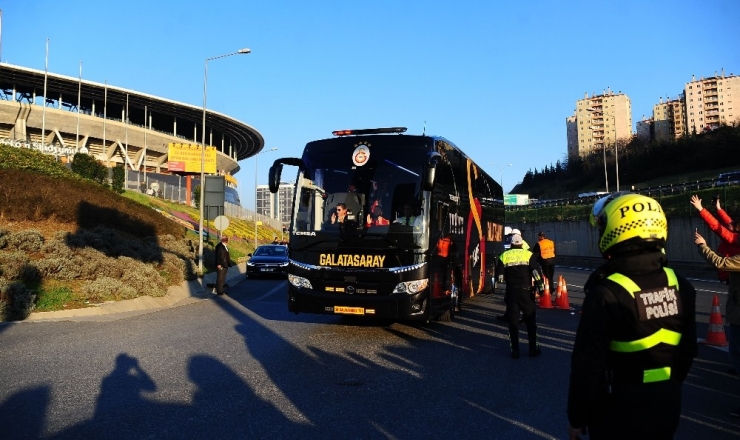 Galatasaray Ve Trabzonspor Stada Geldi