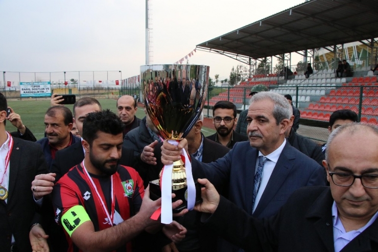 Şampiyona Kupasını Belediye Başkanı Verdi