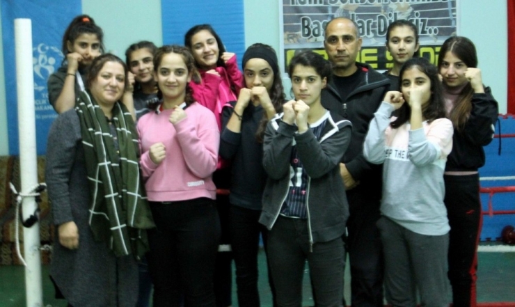 Siirtli Kadın Boksörler Şampiyonaya Hazır