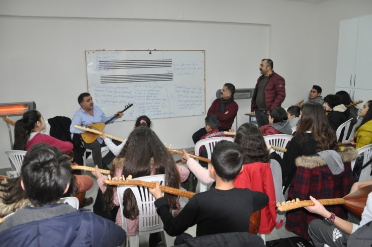 Ünlü Bağlama Virtüözünden Ders Alarak Yetişiyorlar