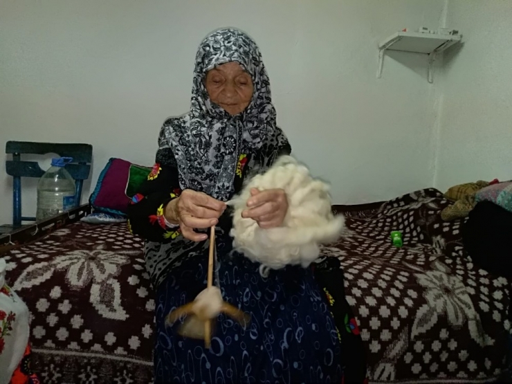 70 Yıldır Kirman İle Yün Eğirip Çorap Örüyor