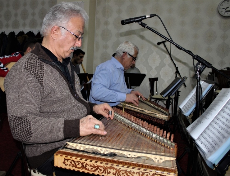 Gündüzleri Tespih İşliyor, Akşamları "Kanun" Çalıyor