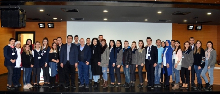 İşitme Engelli Hastalar İçin İşaret Dili Öğreniyorlar