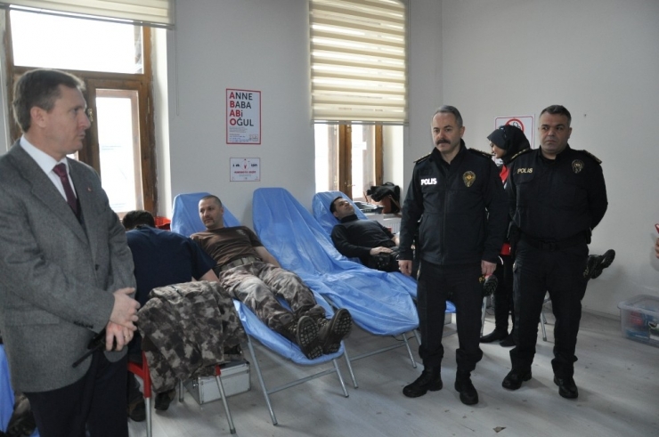 Kars’ta Polis, Türk Kızılay’ına Kan Bağışında Bulundu