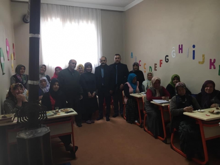 Okuma Yazma Kursunu Bitirenler Belgeleri Verildi