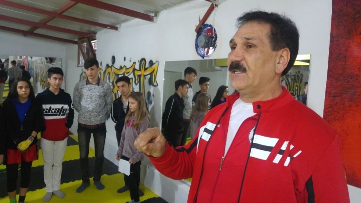 Şampiyonlar Madalyalarını Ailelerinden Aldılar