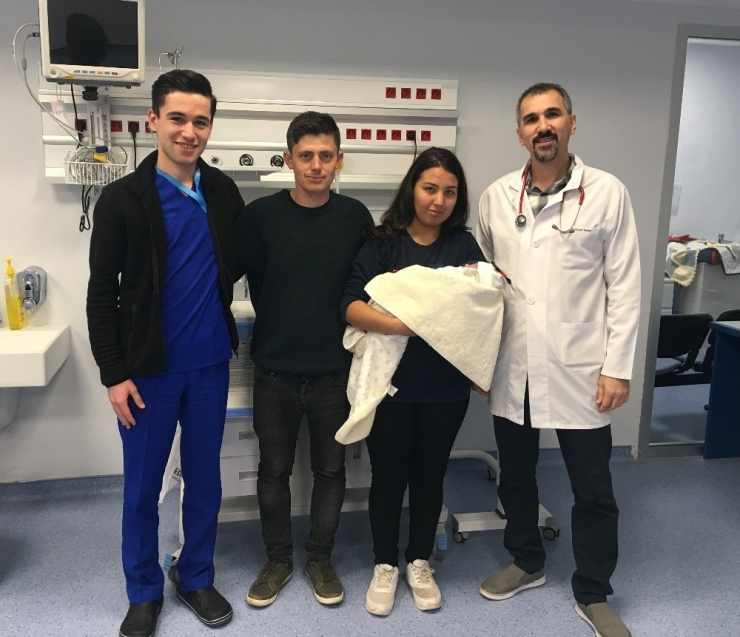 Parmak Bebek 66 Gün Sonra Hayata Tutundu