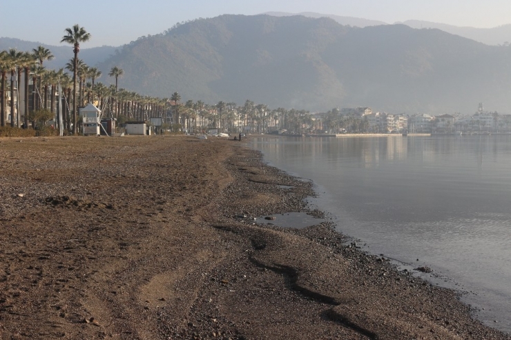 Marmaris’te Deniz Çekilmesi Endişeye Neden Oldu