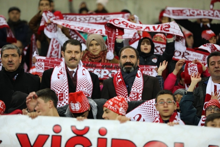 Spor Toto Süper Lig: Dg Sivasspor: 1 - Akhisarspor: 0 (İlk Yarı)