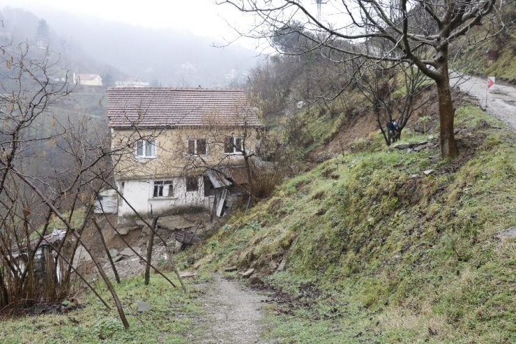 Heyelan Evlerini İkiye Böldü, Eşyalarını Bile Alamadılar