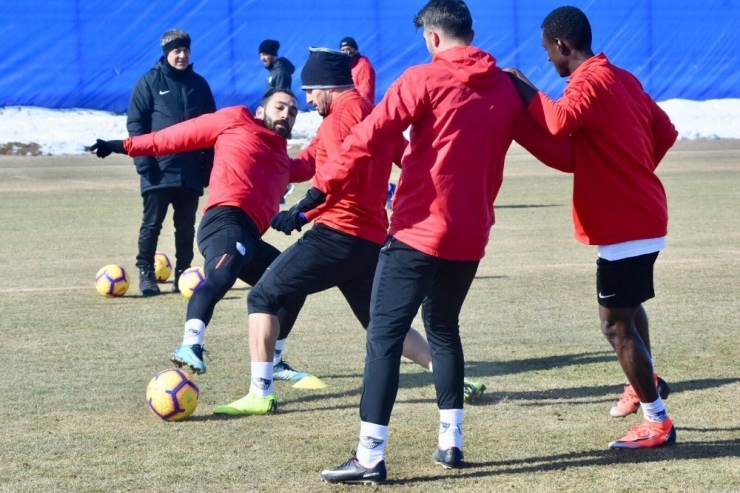 Antrenman Sonrası Kone’ye Doğum Günü Süprizi