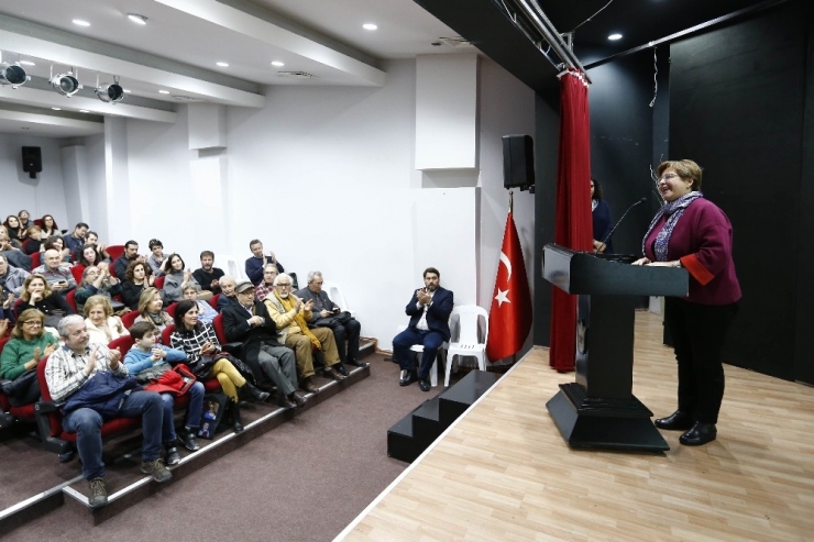 Yazgan, "Bir Tatlı Telaş" İle İzmirlilerle Buluştu