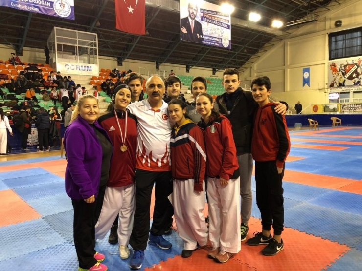 Düzceli Karatecilerimiz Kürsüden İnmedi