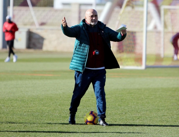 Hikmet Karaman: "Hakemler Teknolojinin Verdiği İmkanları Doğru Kullanmalı"