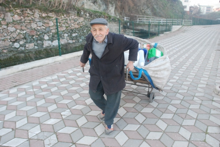 75 Yaşındaki Dede Geçimini Plastik Toplayarak Sağlıyor