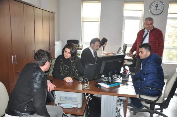 Maden İşçisi Olabilmek İçin Saatlerdir Kuyrukta Bekliyorlar