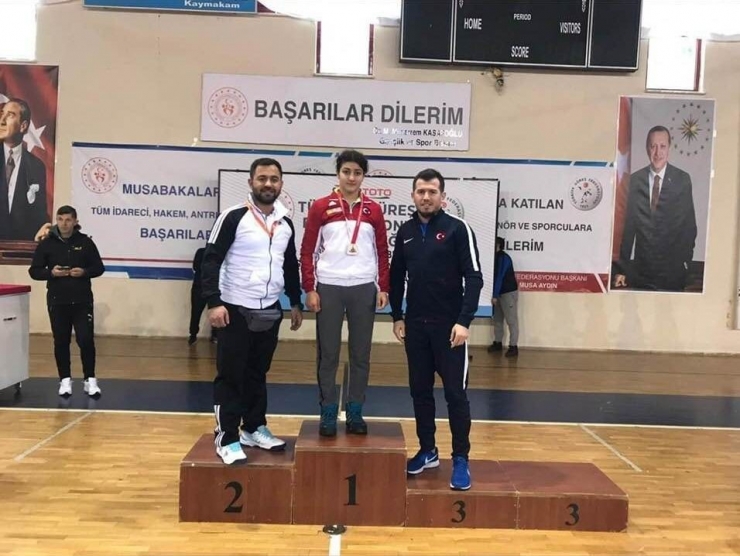 Kadın Güreşçiler Dereceyle Döndü