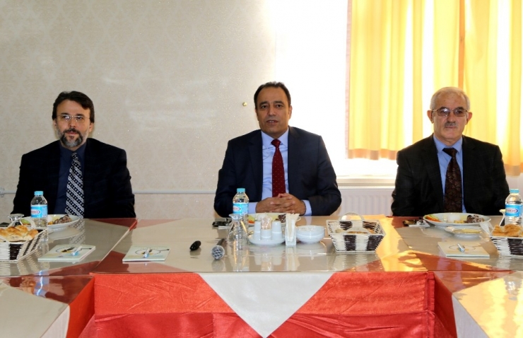 Rektör Çapak, “Hukuk Ve Eczacılık Fakülteleri İçin Yök’e Başvurumuzu Yaptık”