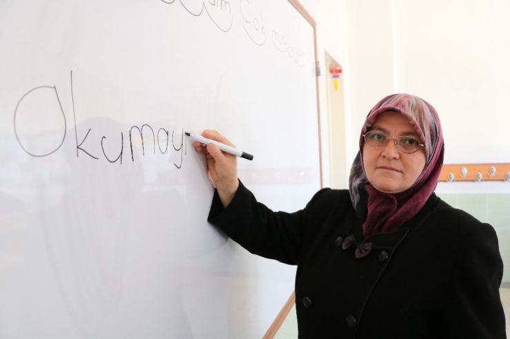 Ehliyet Alabilmek İçin Okuma Yazma Öğreniyor