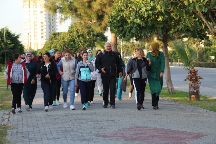 Bir Ayda En Çok Kilo Veren Kadına Spor Ayakkabısı Hediye