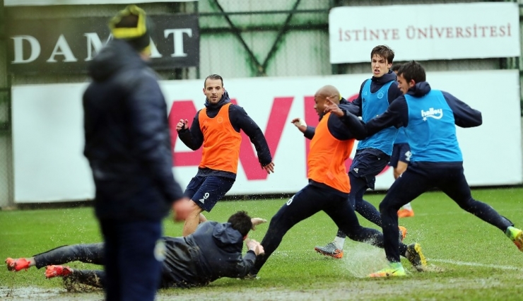 Fenerbahçe, Konyaspor Mesaisine Başladı
