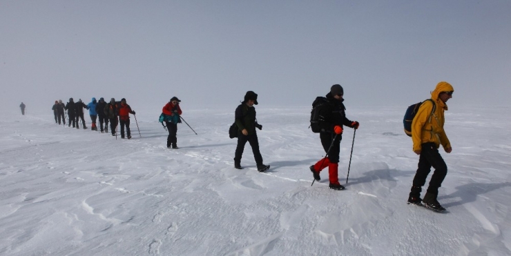 Gazeteciler Çıldır Gölü’nü Yürüyerek Geçti