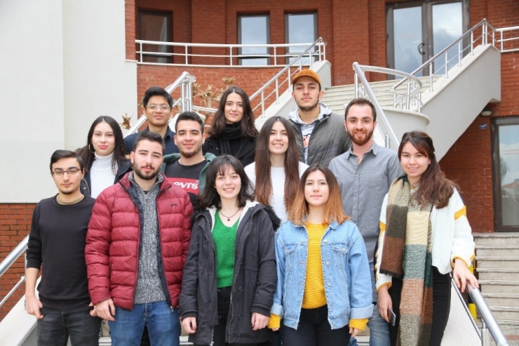 İzmir Ekonomili Gençlerden Münazara Turnuvası