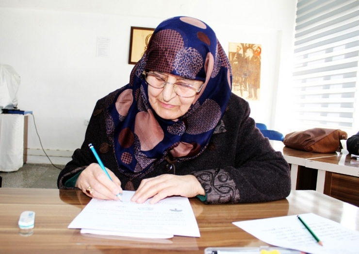 Okuma Yazma Öğrenme Azimleri Takdir Topluyor