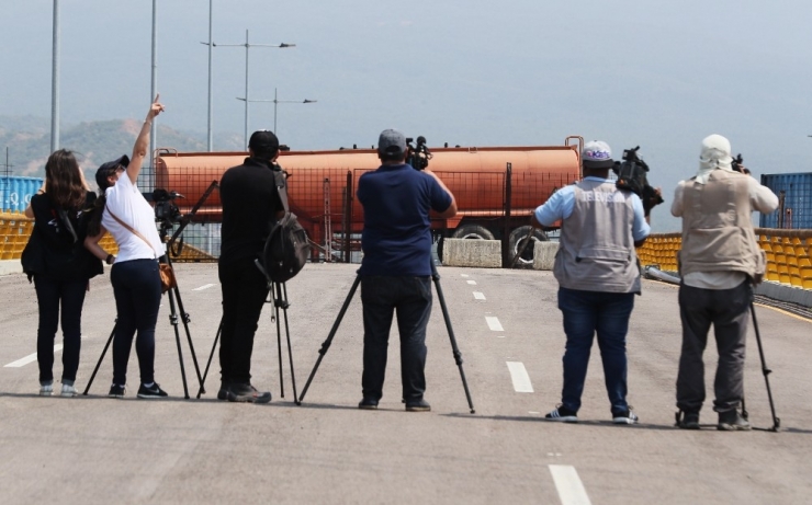Venezuela’da Juan Guaido’dan İnsani Yardım Sözü