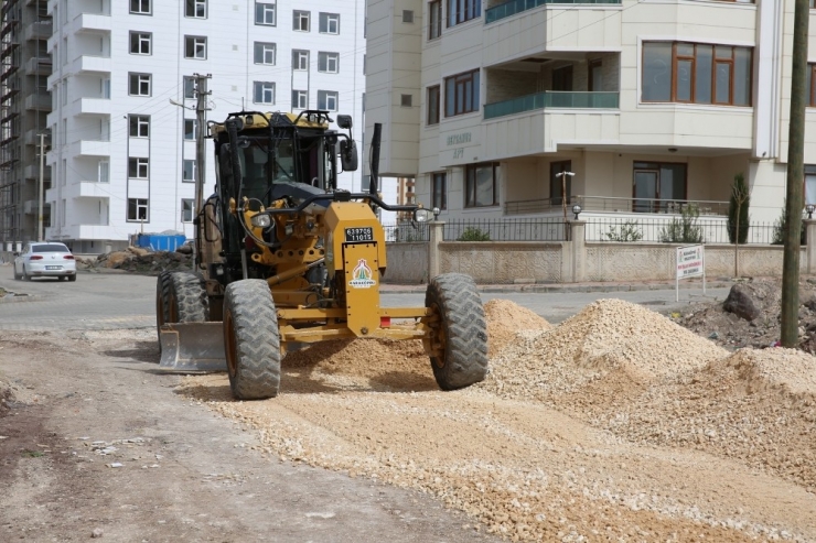 Karaköprü’de Bir Yılda 60 Kilometre Yeni Yol Yapıldı