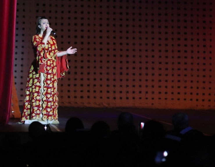 "Türkülerle Danslarımız" Gösterisi Yenimahallelilere Unutulmaz Bir Gece Yaşattı