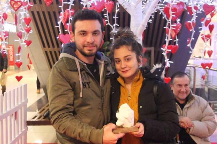 Sevgililer Günü’ne Özel "El Heykeli" Etkinliği