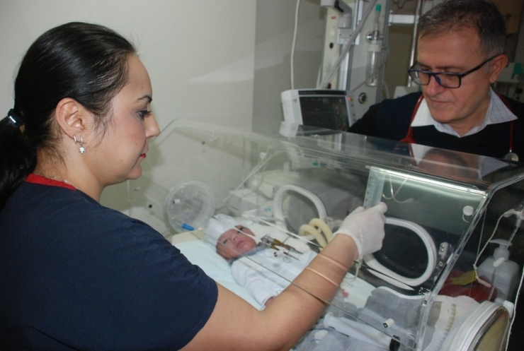 1,5 Kilo Doğan Bebek Nadir Görülen Hastalığı İle Boğuşuyor