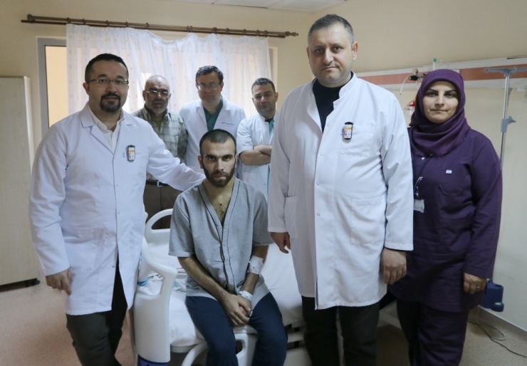 40 Dakika Süren Kalp Masajı Ve Ardından Yapılan 7 Saatlik Ameliyatla Hayata Döndü