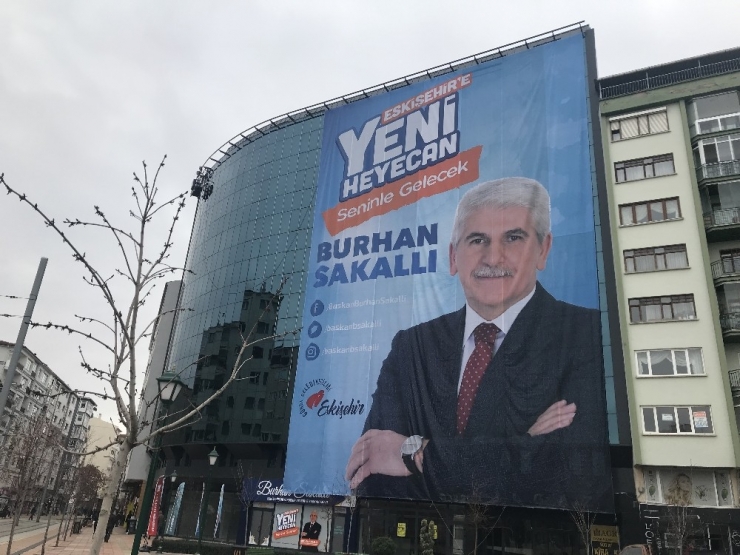 Eskişehir’de Ak Parti Adayının Seçim Afişi İndirildi