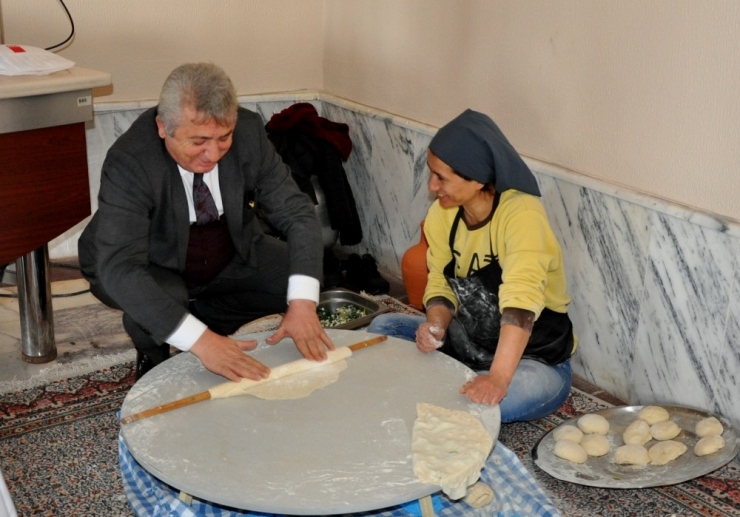 Anneleri Hamur İşi Yapmayı Öğretti