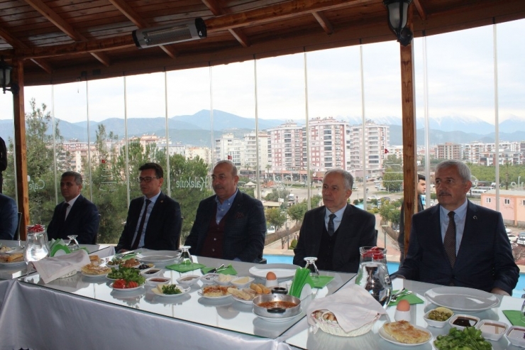 Bakan Çavuşoğlu: "Çiftçilerin Yükünü Azaltmak İçin Çalışmalar Yapıyoruz"