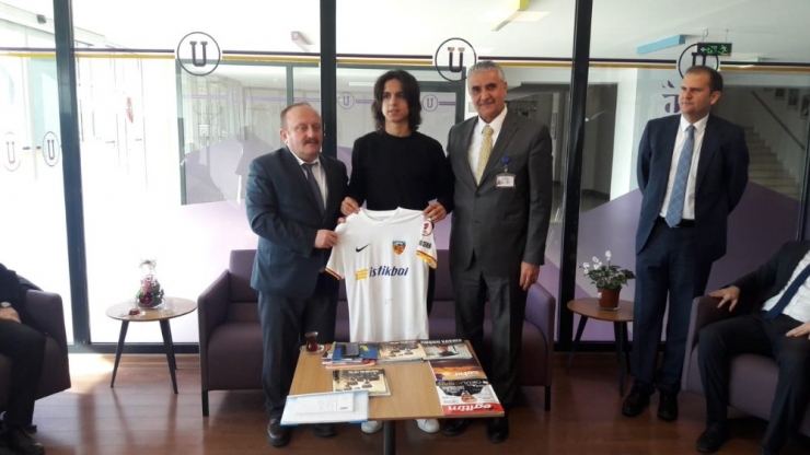 Emre Demir İmzalı Formasını Hediye Etti