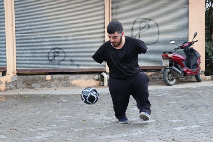 Soğuk Kış Günlerinde Yazı Yazabilmek İçin Çorapsız Gezerek Üniversiteyi Bitirdi
