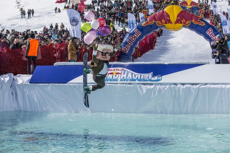 Erciyes’te Buz Gibi Suya Atladılar