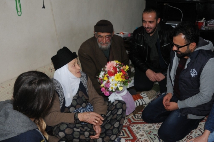 Sevgileri İle Yıllara Meydan Okuyorlar