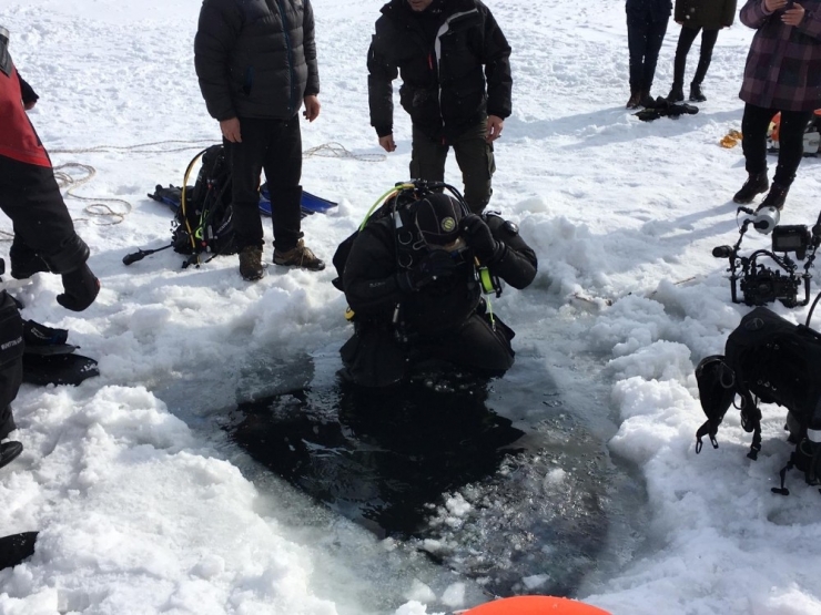 Çıldır Gölünde Testere İle Buzu Kesip Dalış Yaptılar
