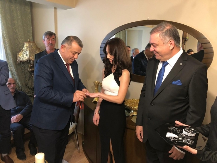 Mhp’li Başkan Adayı Bıyık Kız İstedi, Yüzük Taktı