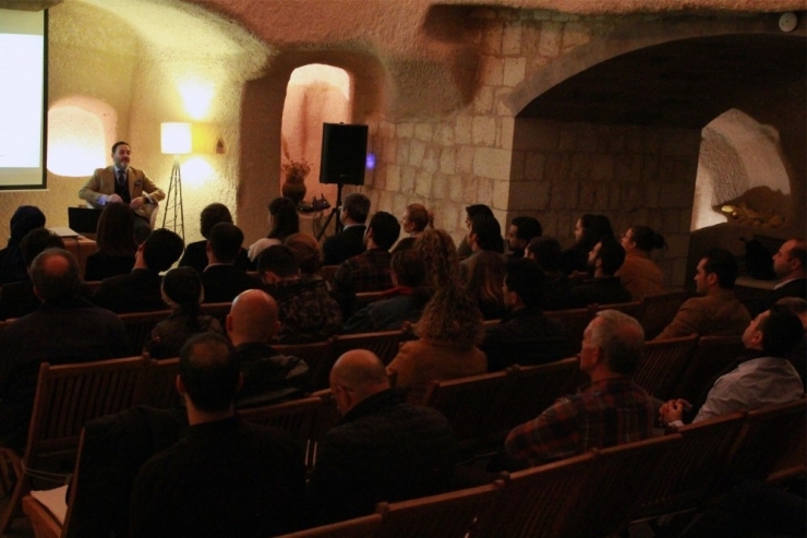 Ünlü Ekonomist Alkin, Bezirhane’de Söyleşiye Katıldı