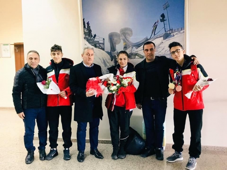 Eyof Fatihi Çiçeklerle Karşılandı