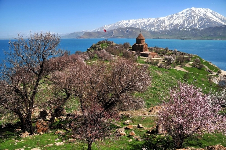Akdamar Adası’nda ‘Badem Çiçeği Festivali’ Talebi