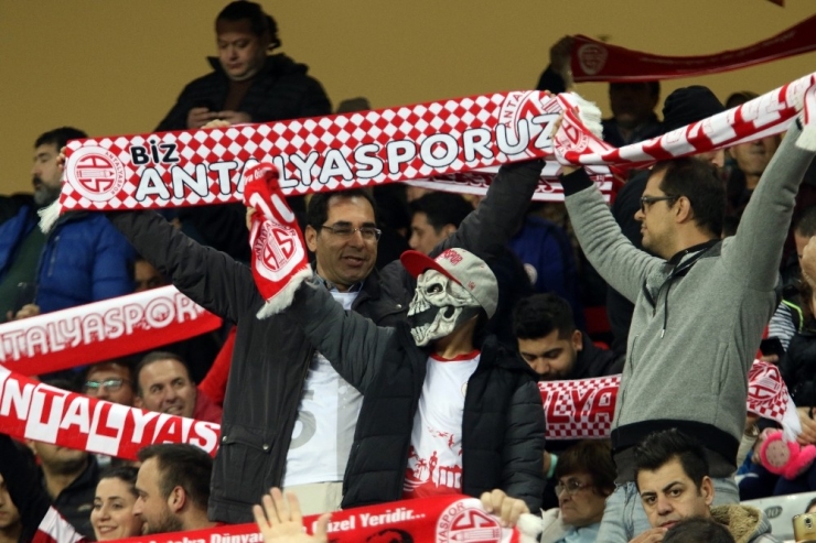 Spor Toto Süper Lig: Antalyaspor: 0 - Başakşehir: 0 (Maç Devam Ediyor)