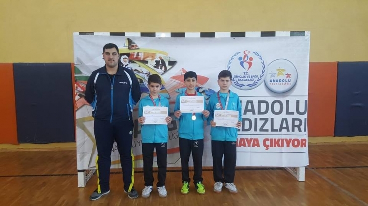 Kayseri’nin Yıldız Raketleri Analig’de Yarı Finalde