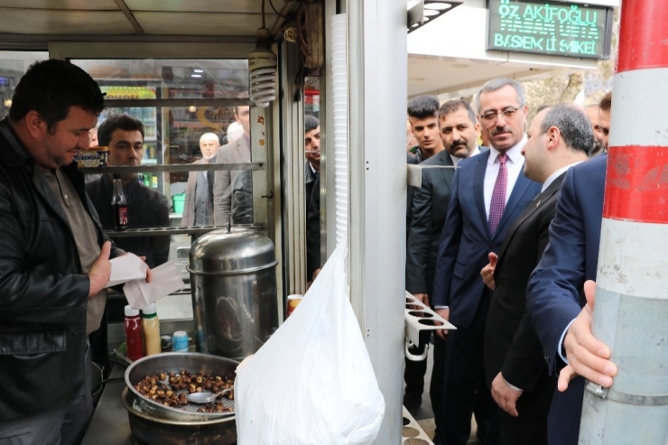 Bakan Varank Kahramanmaraş’ta Kestane Dağıttı